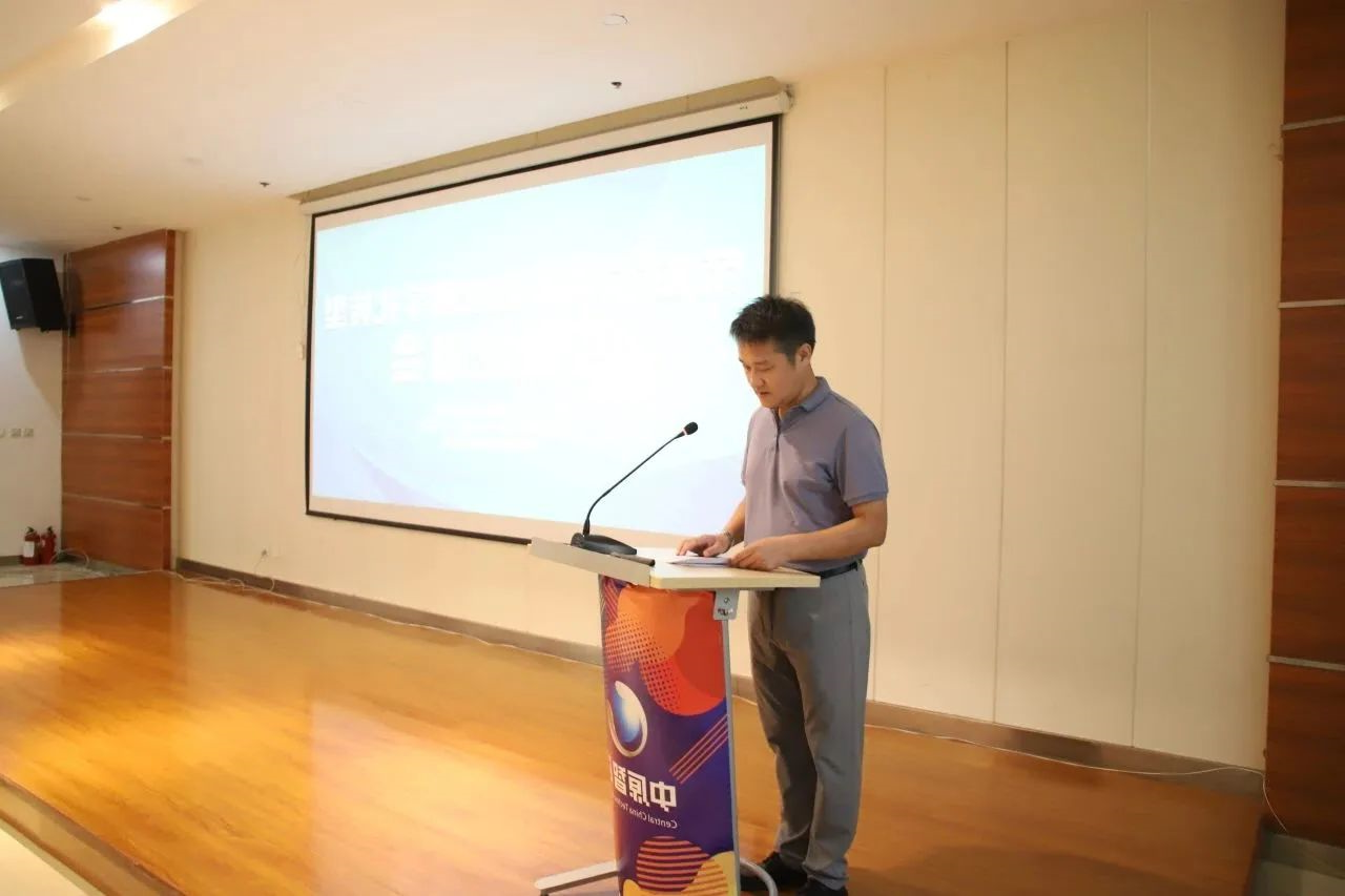 荥阳市中小企业服务中心主任马剑在开幕式致